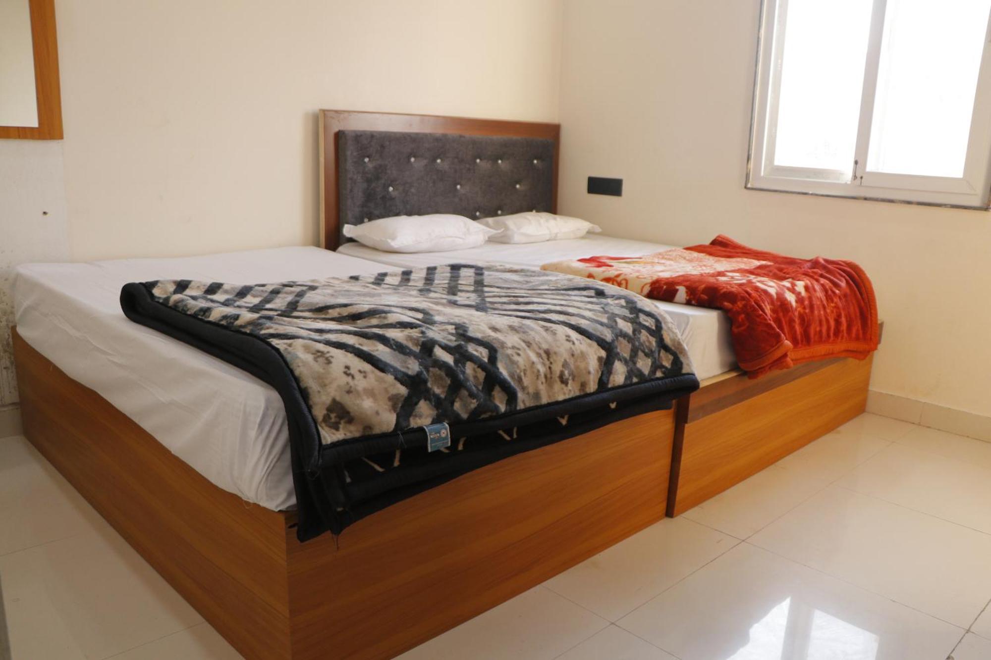 Dolphin Guest House Матхура Экстерьер фото