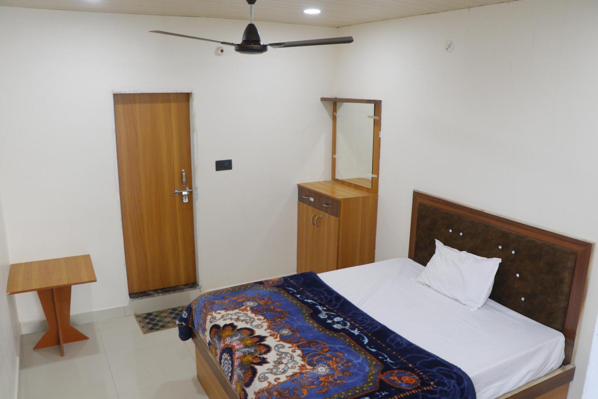 Dolphin Guest House Матхура Экстерьер фото