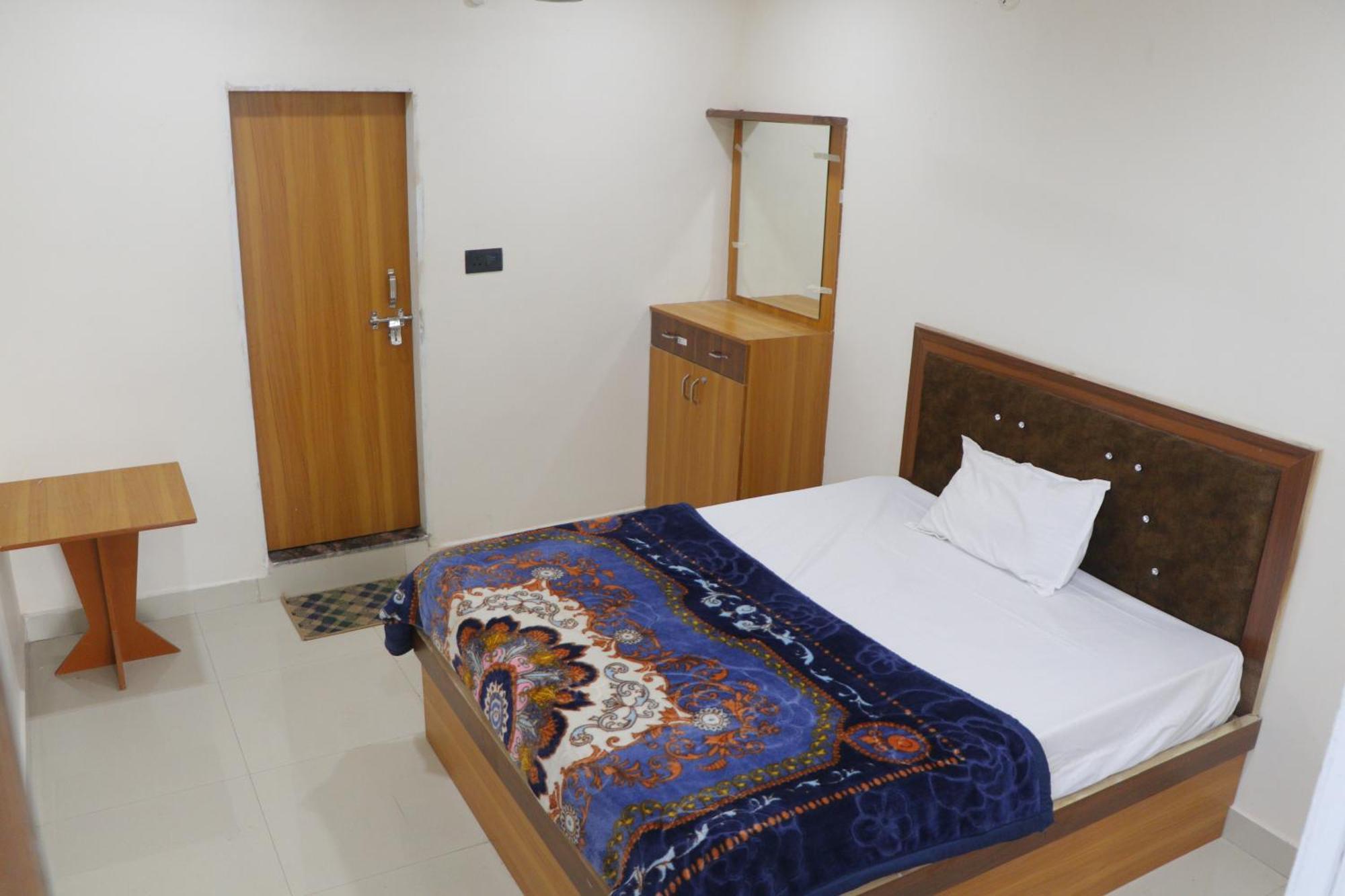 Dolphin Guest House Матхура Экстерьер фото